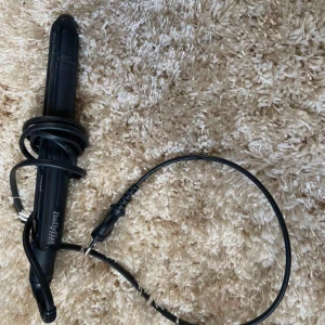  - Smal plattång från Babyliss, använt väl men i väl skick och fungerar bra