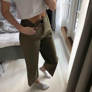  - Gratis frakt!  Gröna byxor från Zara i en kortare modell, aldrig använda. Nyskick 