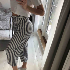 Randiga byxor i linne - Gratis frakt!  Byxor från Zara i ett superhärligt material. Blåa o vit randiga i en lite kortare modell. 