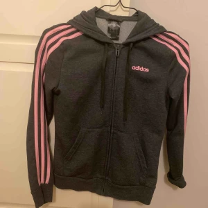  - Adidas tröja med luva i jätte fint/oanvänt skick. Grå & rosa. 