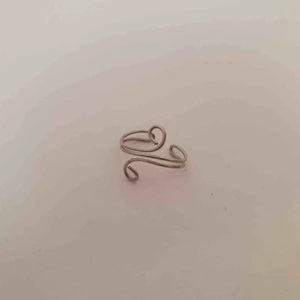  - Fin earcuff 🤩 OBS! Vi kan ej garantera vilket material smycket är gjort i. Frakt ingår inte i priset. Om du vill köpa till en papperslåda vi har tillverkat själva tillkommer en extra kostnad på 15kr