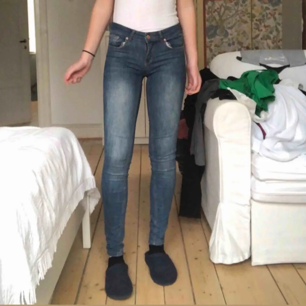 💕Ett par jeans i den perfekta blå nyansen💕 DESSA vill du inte missa! Från Gina Tricot, modell ”Lisa” Skriv om du har några frågor! ❤️. Jeans & Byxor.