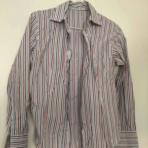  - Supersnygg randig skjorta. Köpt second hand. Sitter snyggt och lite tajtare. Passar xs-s. Pris kan diskuteras 