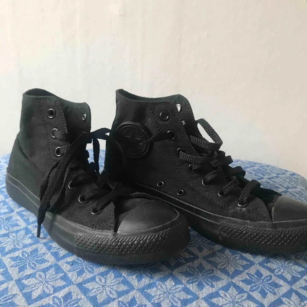 Svarta Converse, använda max 2 gånger. Det är två olika skosnören i men båda är svarta men det går att lösa. Köparen står för eventuell frakt. 🌸 . Skor.