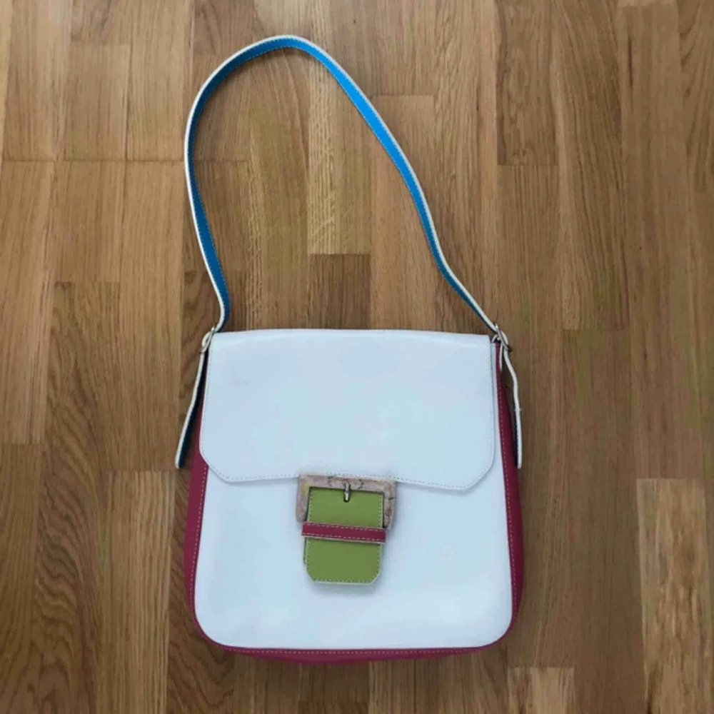 vit gullig väska med färgglada detaljer 🥰 mått: 22x25x3. Accessoarer.
