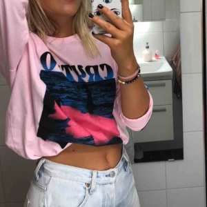  - Oversized lång ärmar tröja från carlings. ( på bilden har jag vikt upp den) köpt för 399kr.  Priset kan diskuteras.