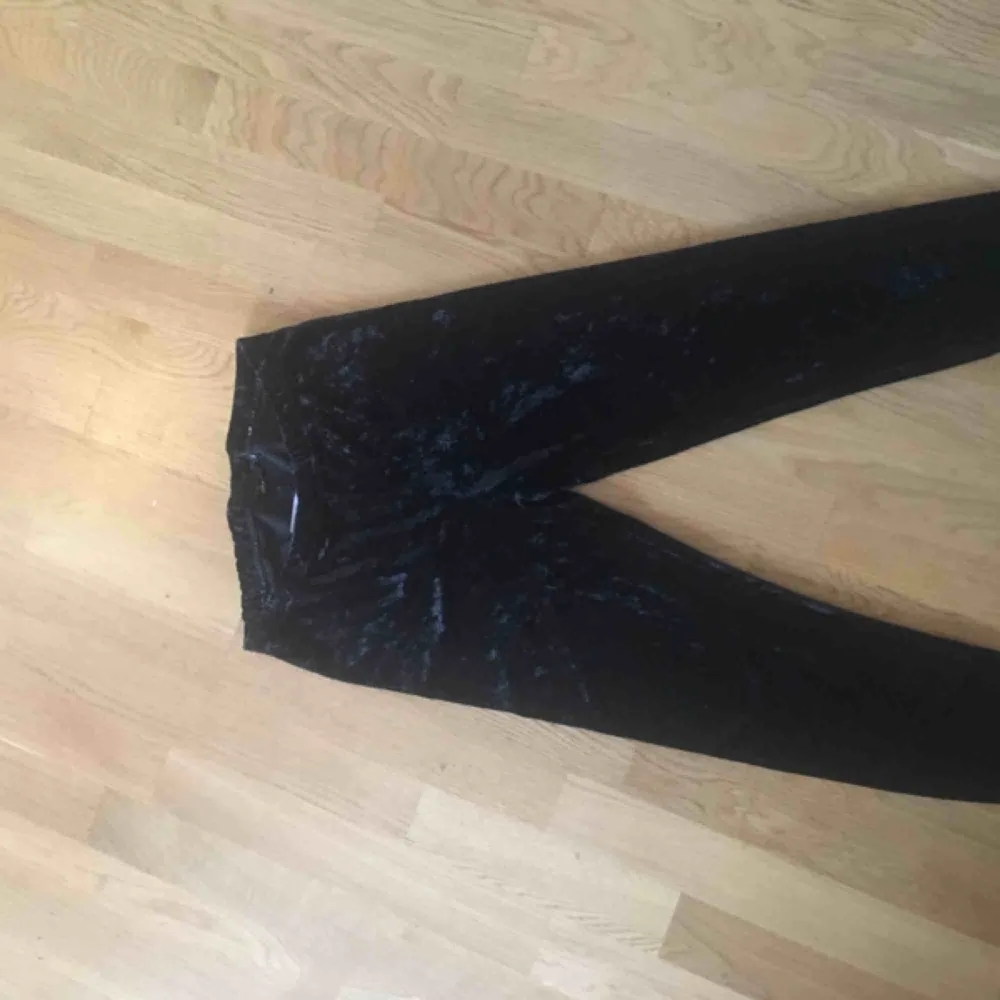 Svarta leggings i crushed velvet material. Säljer då jag inte använder dom. Kan mötas upp i Stockholm eller skicka på posten (köparen står för frakten)💕. Jeans & Byxor.