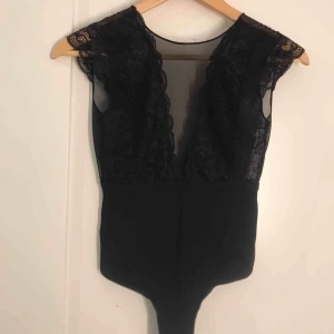  - Body från Nelly.com i spets. Öppen i ryggen och man knäpper den längst ner