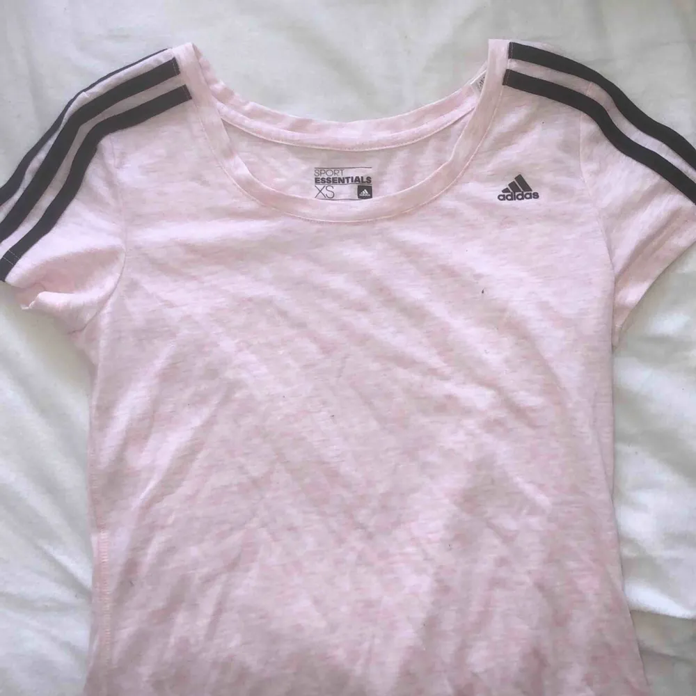 Adidas tshirt Nästan aldrig använd . T-shirts.