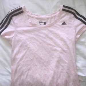  - Adidas tshirt Nästan aldrig använd 