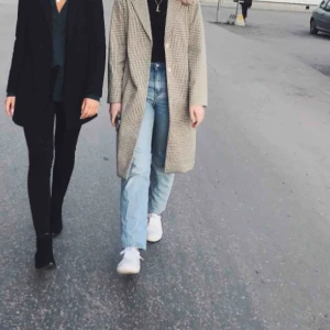  - Säljer dessa byxor från weekday som blivit försmå! Storlek 28/30 och ni ser på bilden hur långt ner de går, är ca 172! Frakt är inte inräknat men med frakt kostar dom 200kr! Originalpris 500kr