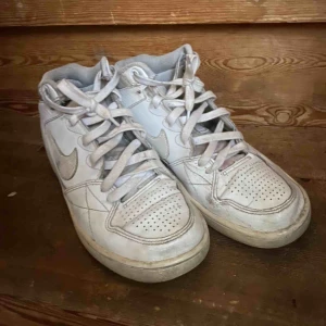 Nike skor - Rätt slitna nikes men endå schyssta och passar bra om man vill måla på dom eller så ;) kan acceptera under 100 kr