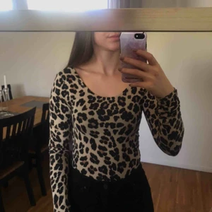  - Jättefin leopardtopp från bikbok. Öppen i ryggen😍