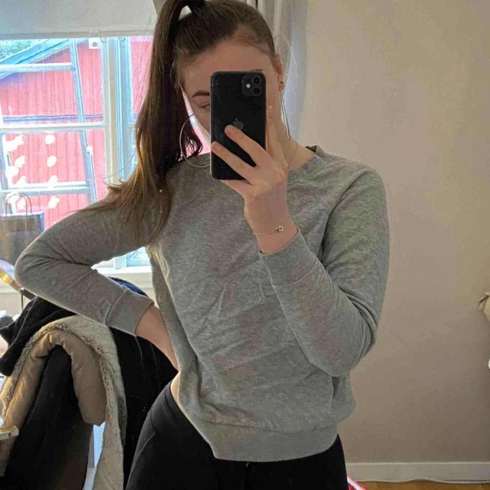 Basic grå sweatshirt från h&m. Tröjor & Koftor.