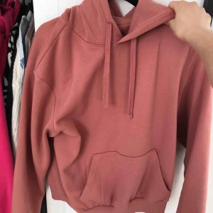 - En gammel rosa hoddie (alldrig andvänd) st.s 50kr 