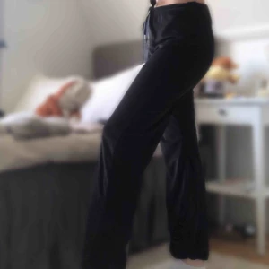  - Mysbyxor i sammet. Säljer pga de ä för stora för mig. Köparen står för frakten 