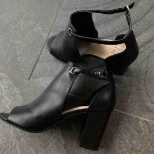  - Klackskor från XIT storlek 37, sparsamt använda! Köpare står för frakt☺️