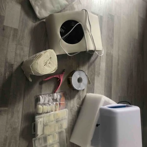  - Allting du behöver för att fixa naglarna hemma.  Fläkt och påsar till damm, saxar, pads, former, UV lampa. Allting i väldigt gott skick. Säljer då jag flyttar och ej håller på med naglar längre. 