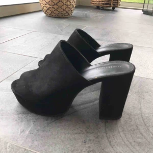  - Klacksko från Attitude i mockaimitation, storlek 38 sparsamt använda!! Klackhöjd 10 cm inkl platå.  Köpare står för frakt☺️