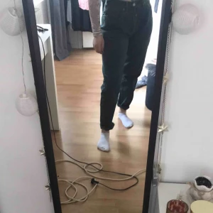  - Skitcoola gröna mom jeans från Levi’s!✨ Har en liten defekt på lappen där bak, men det är ingenting man märker av😇 Använder tyvärr inte så ofta längre, därav så säljer jag dem. Passar bra till en XS/S. Köpare står för frakt✨
