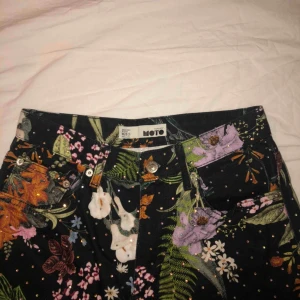  - Mina coolaste jeans från Topshop som har blivit för små <\\\3 så unika och bra kvalite, använda Max 3 gånger🥺 ett kap!!! Nypris 500-700kr isch  Köpare står för frakt 