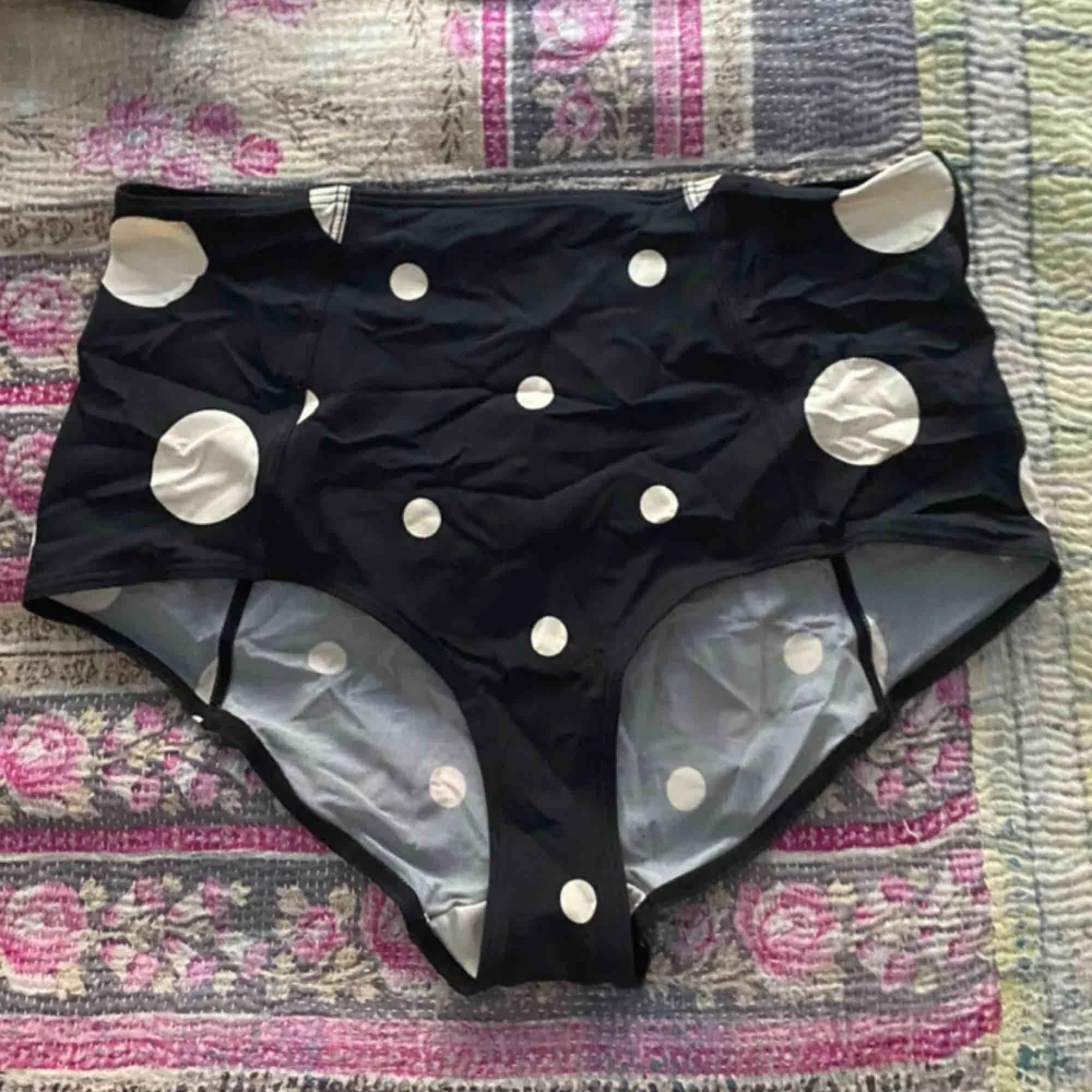 bathing suit bottoms from monki. they are high waisted and super flattering. price includes shipping 💖. Övrigt.