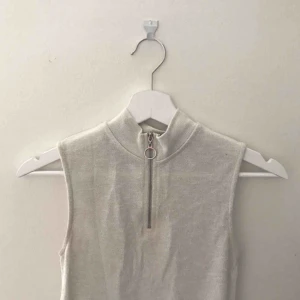  - Snygg fest-topp med zip up! Den är vit men små glitterkorn i, superfint material!