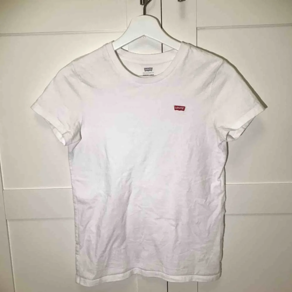 Levis t-shirt från Carlings, använd 2ggr, köparen står för frakt<3❤️🙈. T-shirts.