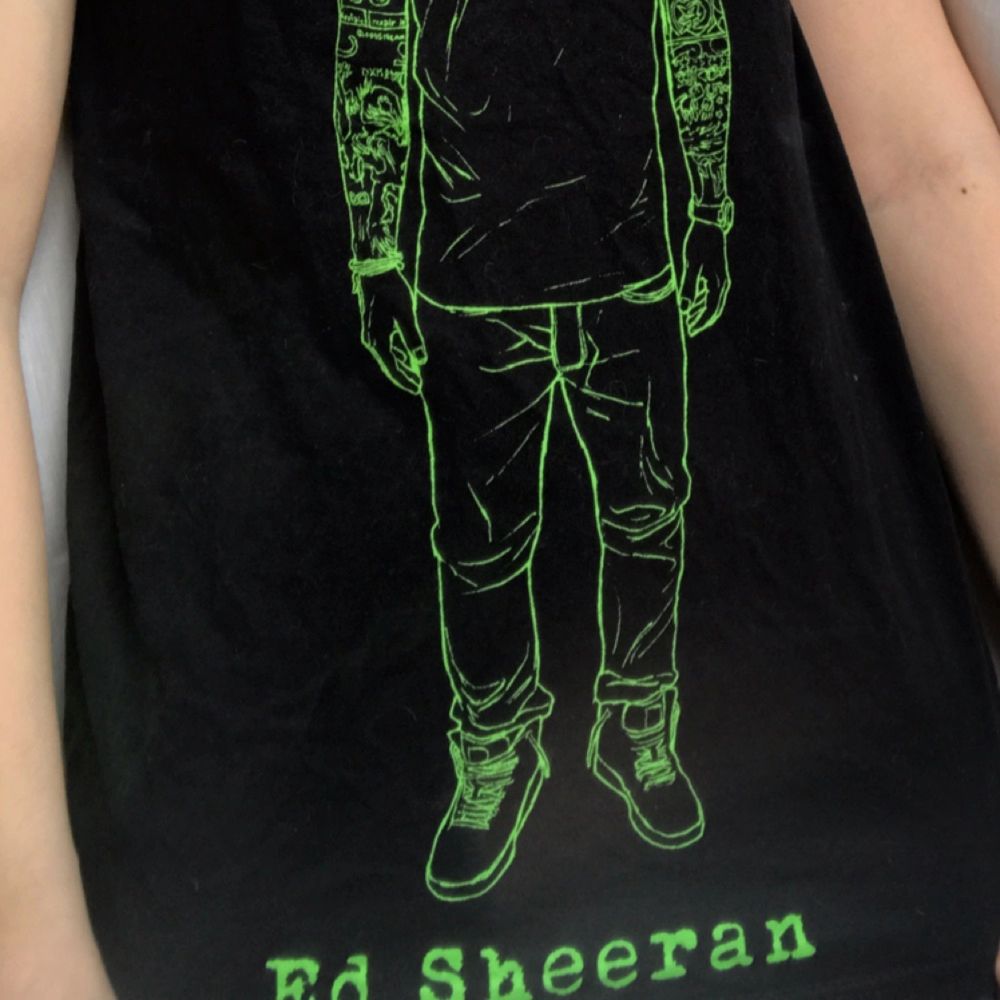 Ed sheeran t-shirt köpt på konsert. Bra skick, använd fåtal gånger.. T-shirts.