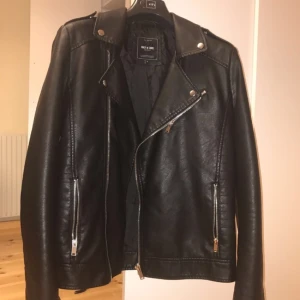  - Faux läder jacka från Only and Sons i bra skick. Mycket skön jacka att ha på sig 