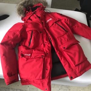  - Säljer en röd vinterjacka från märket Altitude. Jätte fint skick, storlek S. Nypris 2999.