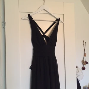  - Svart långklänning använd 1 gång