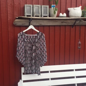  - Sommarblus Köparen står för frakt (ca 20kr)