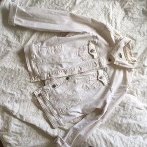  - Vit jeansjacka i lite mjukare material köpt på secondhand, har ingen storleksmarkering men passar mig som är strl 36-38. 