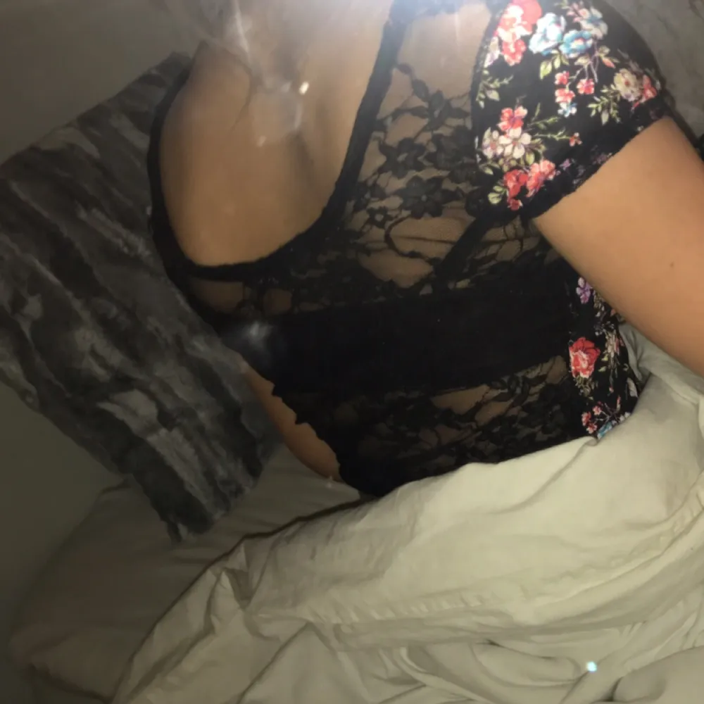 crop top/ t-shirt beror på hur man vill att den ska sitta. Den har spets på ryggen. Väldigt dåliga bilder men kan fixa fler vid intresse:). Toppar.