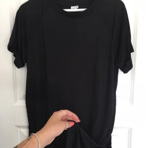  - Jättefin T-shirt från Gina Tricot med slits i sidan. Aldrig använd. Köparen står för frakten 💕