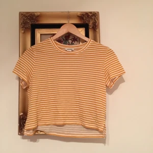  - Söt crop top från Monki i storlek XS. Frakten för den här blir 25kr om vi inte kan mötas upp i Lund ⭐️
