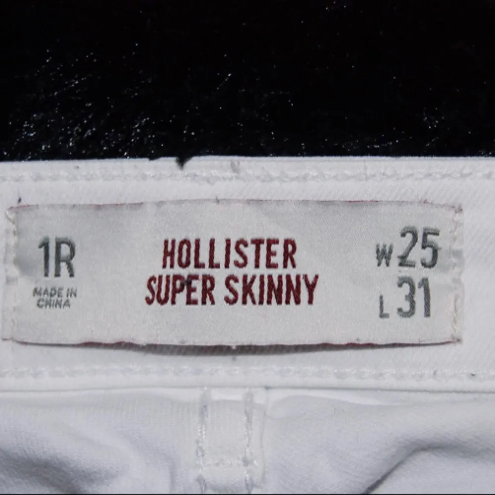 Vita hollister jeans  Skulle säga att de är i XS-S. Jeans & Byxor.