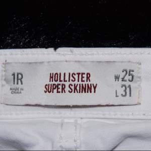 Vita hollister jeans  Skulle säga att de är i XS-S