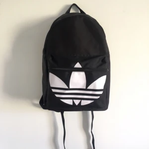  - Jättesnygg och rymlig ryggsäck av märket adidas! Har använts enstaka gånger då jag inte är en ryggsäckmänniska 💙 den har två fack, ett på insidan  för att stoppa ner datorn i och ett på utsidan också! 