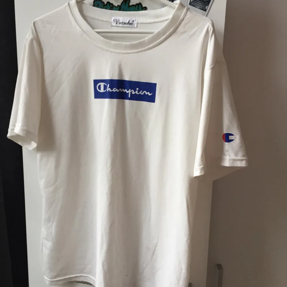 Fake champion T-shirt, frakt 30kr. Skjortor.