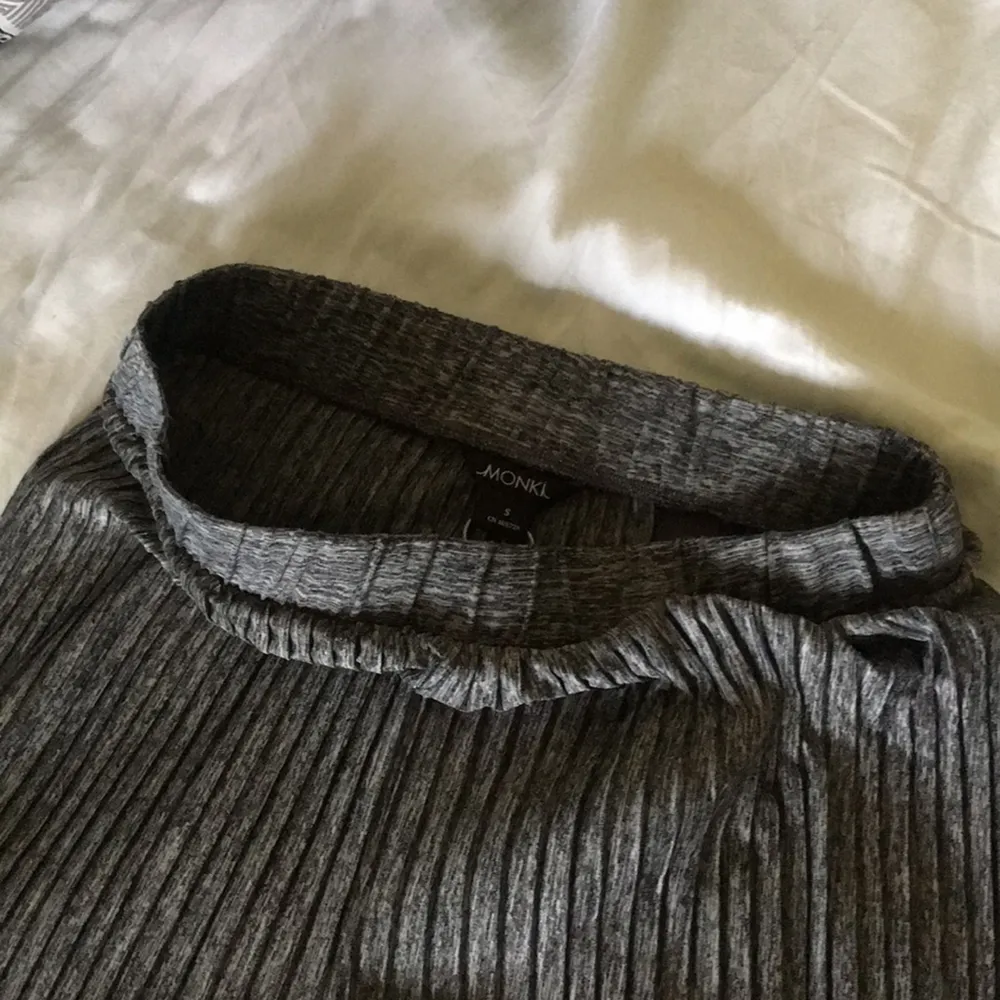 Riktigt sköna pläterade vida byxor i polyester från monki. Använd fåtal gånger.    Köpare står för eventuell frakt.. Jeans & Byxor.