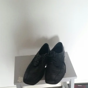  - Jag säljer ecco skor för 200 kr.