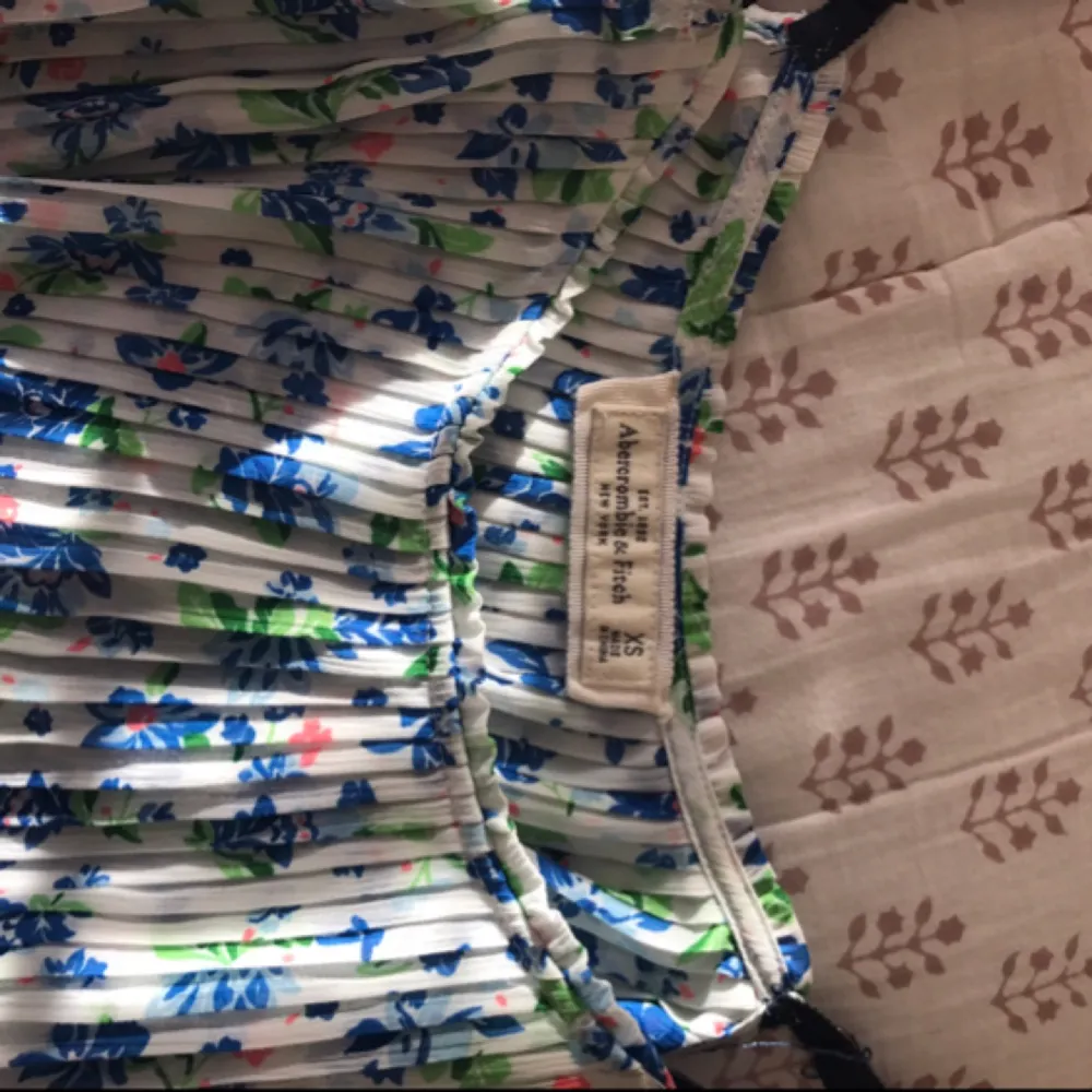 Abercrombie & Fitch linne i blommigt plisserat tyg  Storlek XS men passar S och möjligtvis M 100% polyester Betalning sker via swish Köparen står får fraktkostnad  Supersöt!!!. Skjortor.
