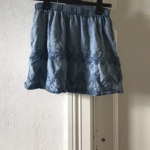  - Kjol från topshop!  Köpt för två år sedan. Säljer denna fina kjol då den inte har kommit till användning på länge!  Midjan motsvarar W28  Frakt ingår i priset☀️ 