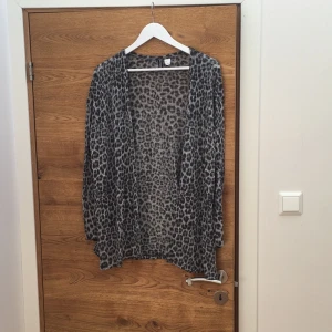  - Leopardmönstrad kofta från HM
