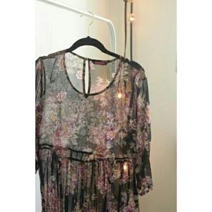  - transparent klänning med blommönster från indiska i gott skick