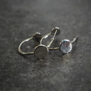  - nya örhängen / material : nickel, rodium / skickar inom Sverige mot porto.  har Swish!! ✉