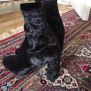  - Helt nya! Fick fel par av butiksbiträdet och jag tog på mig de en gång och märkte att de var lite för stora, sedan vägrade scorett ta tillbaka de, inget slitage helt nya. 