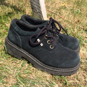  - 🌻Vintageskor med dunderskön känsla över sig! Gör vilken outfit som helst komplett! Märke Hanson. Storlek 38, true to size. Köpt 2hand men i fint skick! Vardagsslitage finnes, se bilder. Frakt: +53kr spårbart.🌻